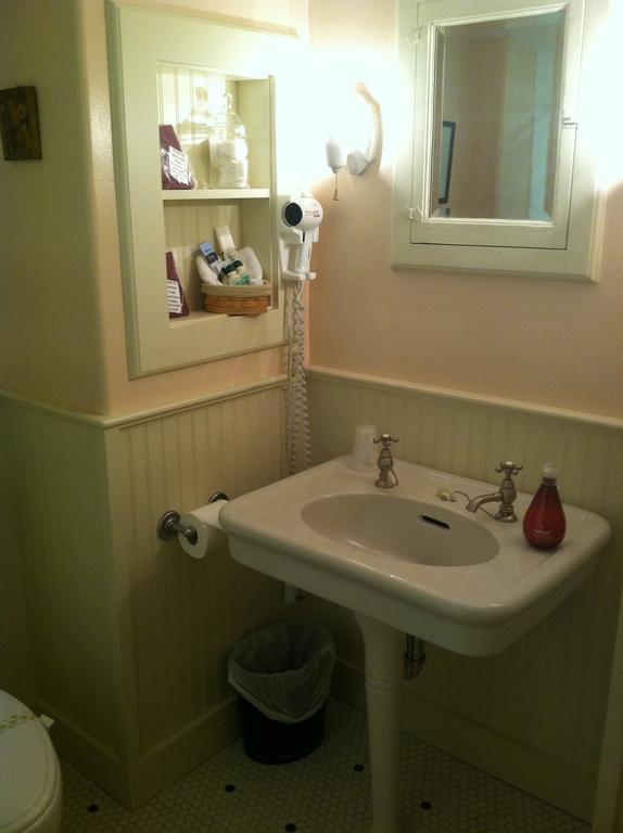 Bushnell House Westbrook Room photo
